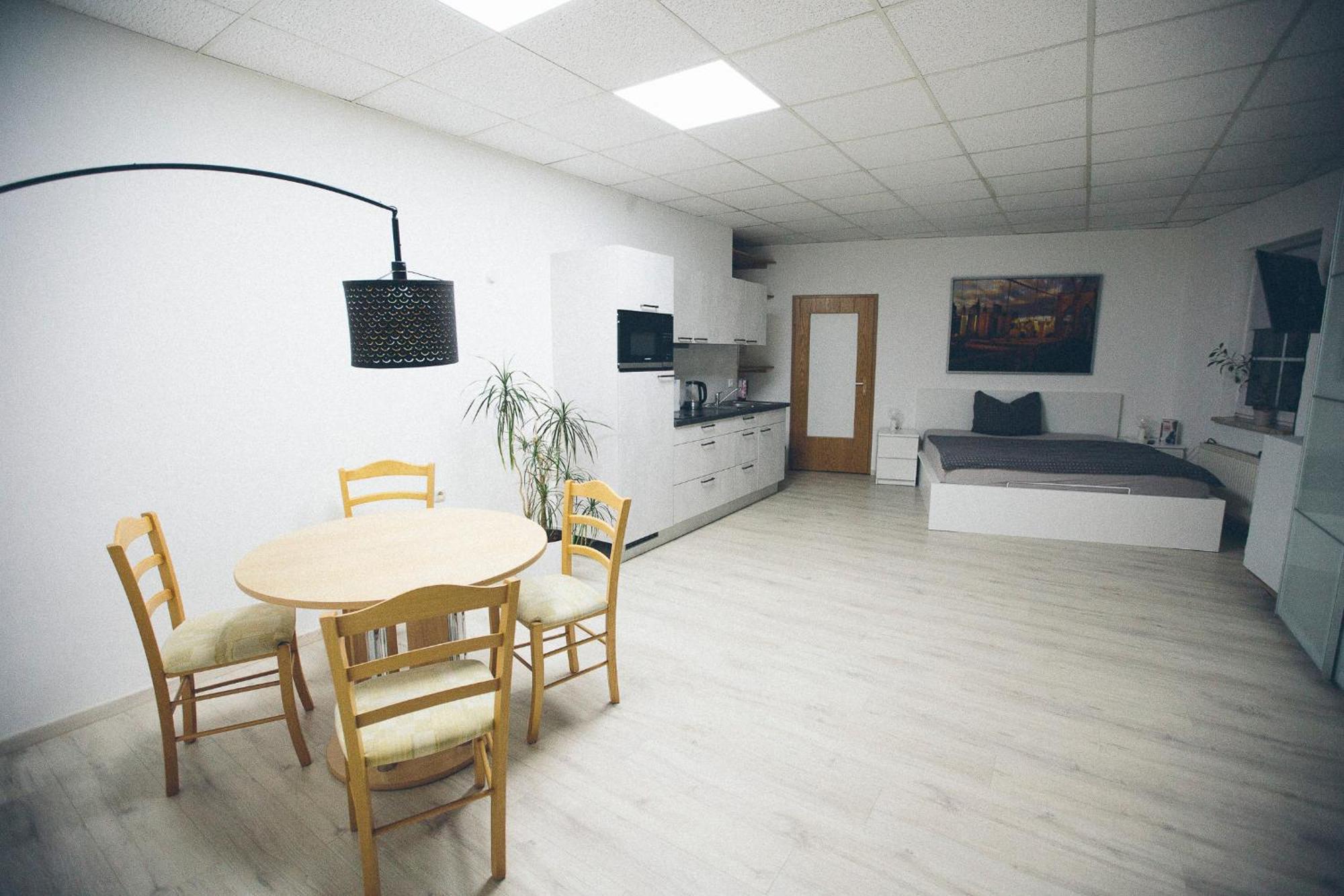 Grosse & Voll Ausgestattete Apartments, Studios, Doppelzimmer, Workspace, Parkplatz, Netflix, Prime & Schnelles Wifi In Ruhiger Lage Mit Garten 鲁多尔施塔特 外观 照片